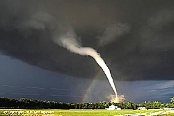 Ein Tornado kreuzt einen Regenbogen